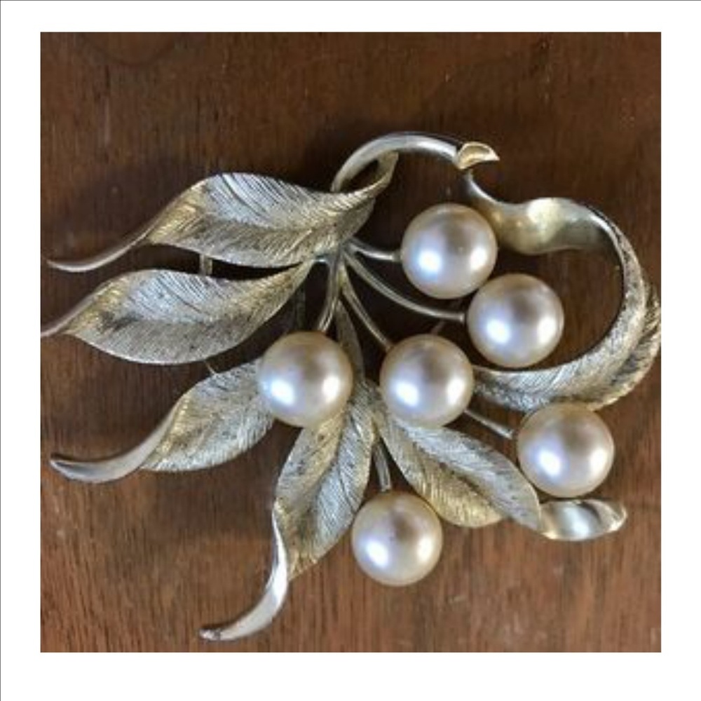 Emmonds vintage brooch/ pin gold tone pearls